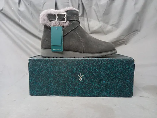 BOXED PAIR OF EMU AUSTRALIA SUEDE ANKLE BOOTS IN DARK GREY SIZE 5