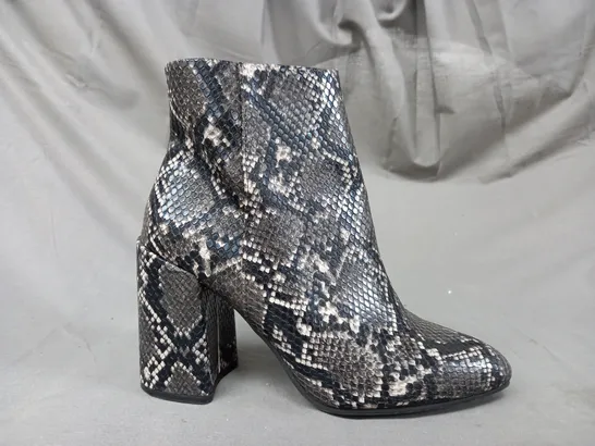 BOXED PAIR OF STEVE MADDEN ANKLE BOOTS IN GREY/OTHER SNAKE EU SIZE 38