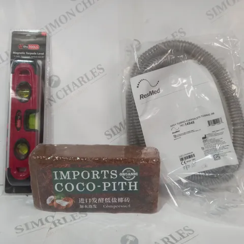 BOX OF APPROXIMATELY 15 ASSORTED HOUSEHOLD ITEMS TO INCLUDE MAGNETIC TORPEDO LEVEL, IMPORTS COCO-PITH, RESMED GREY TUBING, ETC