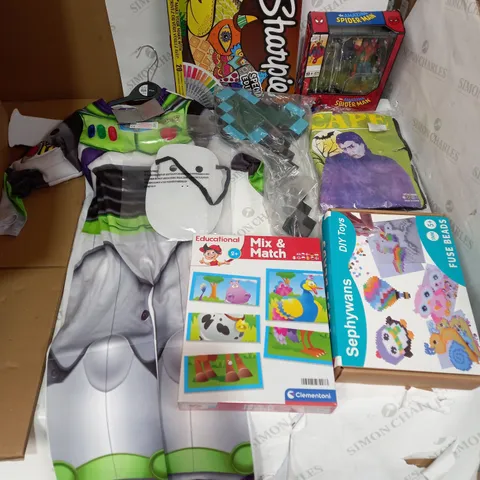 LOT OF APPROX 30 ASSORTED TOYS TO INCLUDE COSTUMES, CRAFTS, BABY TOYS ETC