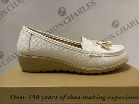 BOXED CUSHION WALK TASSLE LOAFERS, WHITE - SIZE 5