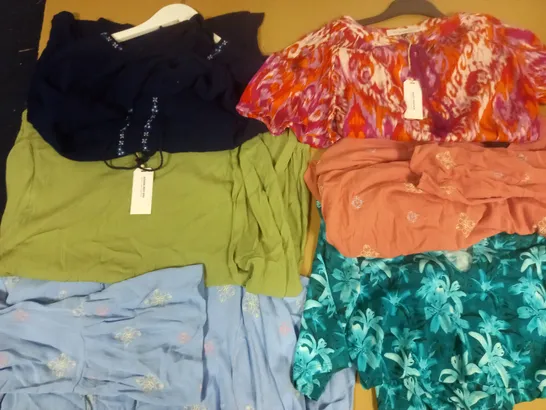 BOX OF APPROX 6 ASSORTED ITEMS OF MAISON DE NIMES CLOTHING IN VARIOUS SIZES AND STYLES