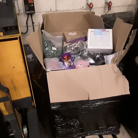 PALLET OF MIXED ASSORTED BRAND NEW ITEMS INCLUDING FITBIT CHARGE 3 STRAPS, PACKS OF STRETCHED CANVAS, GOLDEN ROSE ORNAMENTS, ARTIFICIAL PLANT DECORATIONS AND DOOR CURTAINS DEW KITS