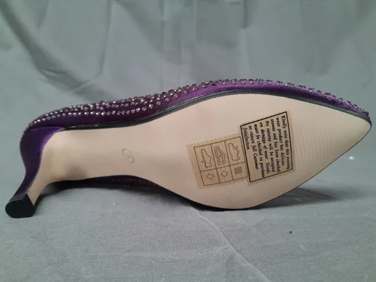 BOX OF APPROXIMATELY 10 BOXED PAIRS OF CASANDRA CLOSED TOE HEELED SHOES IN PURPLE W. JEWEL EFFECT - VARIOUS SIZES