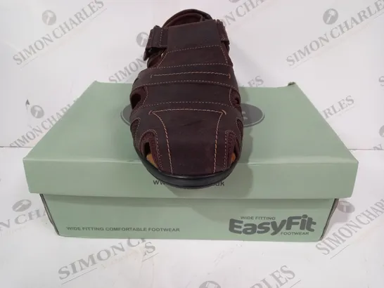 BOXED PAIR OF EASY FIT BRUNO WIDE SANDALS IN BROWN UK SIZE 11