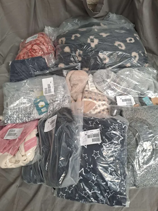 BOX OF APPROX 20 ASSORTED CLOTHING ITEMS TO INCLUDE - CARDIGAN, JUMPER, TROUSERS ETC