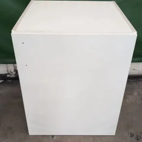 PALLET OF 2 ASSORTED WHITE SINGLE BASE 1 DOOR UNITS