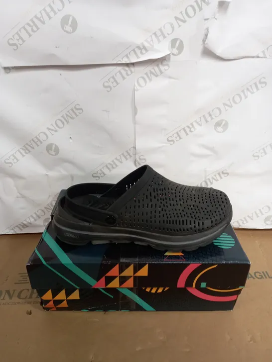 SKECHERS GO WALK FOAMIES SIZE 8