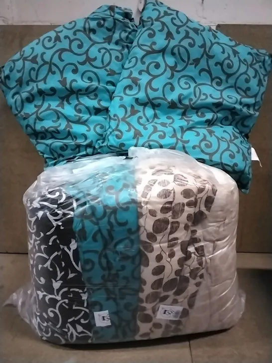 BOX CONTAINING APPROXIMATELY 10 PATTERN DESIGN SCATTER CUSHIONS