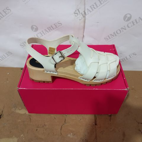 BOXED PAIR OF HASBEENS SANDALS SIZE 39
