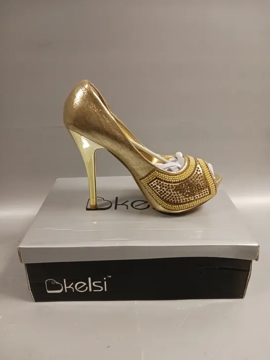 BOXED PAIR OF KELSI GOLD SEQUINED SLIP ON HIGH HEEL SHOES - 6