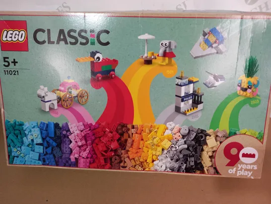 LEGO CLASSIC 90 YEARS OF CREATIVITY