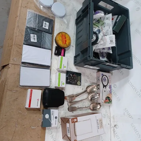 ASSORTED ITEMS TO INCLUDE: GLASS JUG, HAND-HELD MAGNIFYER, SET OF SPOONS, WINDOW ALERT ALARM, DOOR HANDLE ALARM, THERMOMETER ETC 