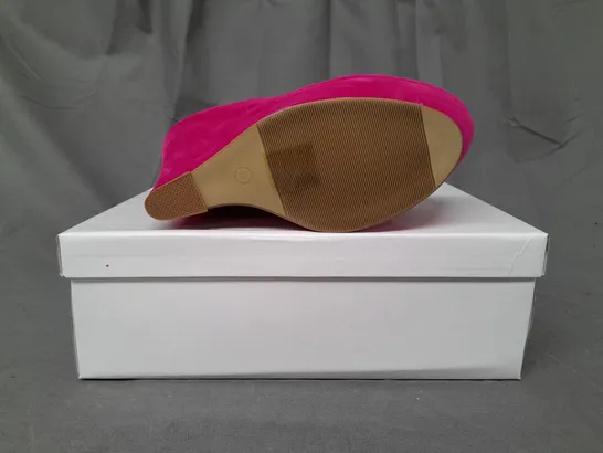 BOXED PAIR OF KOI COUTURE HR5 PLATFORM HIGH WEDGE FAUX SUEDE SHOES IN FUCHSIA SIZE 8