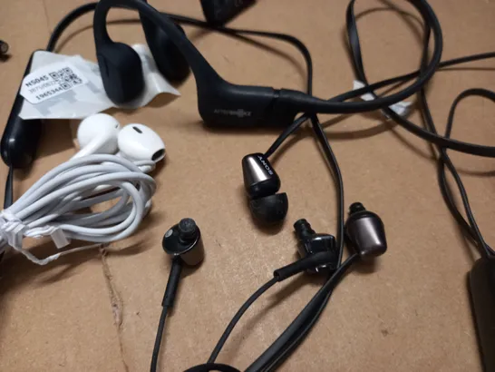 LOT OF 6 ASSORTED PAIRS OF HEAD AND EARPHONES TO INCLUDE SONY AND BEATS