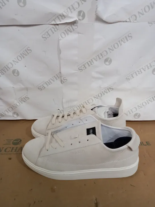 LYLE AND SCOTT OFF WHITE TRAINERS SIZE 12