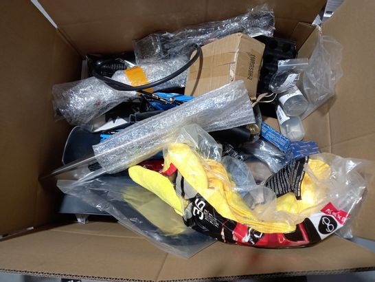 BOX OF A LARGE QUANTITY OF ASSORTED DESIGNER VEHICLE PARTS/ACCESSORIES TO INCLUDE OXFORD STANDARD TUBE, DURO BICYCLE TUBE, ROADSTER SWIVEL HEAD SPARK PLUG SPANNER ETC