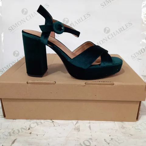 BOXED PAIR OF NEW LOOK VELVET PLATFORM BLOCK HEELED SANDALS IN GREEN UK SIZE 6