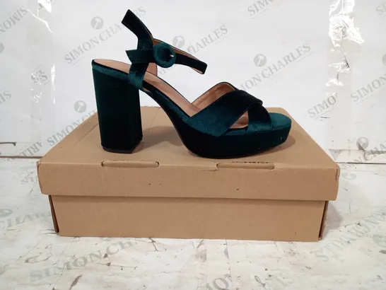 BOXED PAIR OF NEW LOOK VELVET PLATFORM BLOCK HEELED SANDALS IN GREEN UK SIZE 6