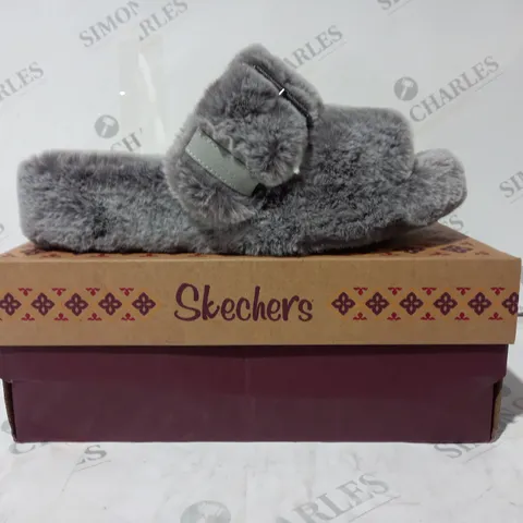 BOXED PAIR OF SKECHERS OPEN TOE SLIPPER SANDALS IN GREY SIZE 6
