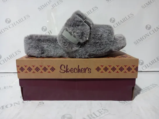 BOXED PAIR OF SKECHERS OPEN TOE SLIPPER SANDALS IN GREY SIZE 6