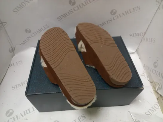 BOXED CROSS OPEN TOE TAN SLIPPERS - SIZE 6