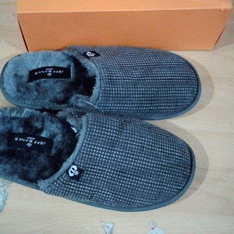 BOXED PAIR OF JEFF BANKS SLIPPERS GREY SIZE 8 