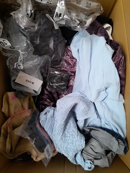 BOX OF APPROXIMATELY 25 ASSORTED CLOTHING ITEMS TO INCLUDE - DRESSES, SKIRT, TOPS ETC