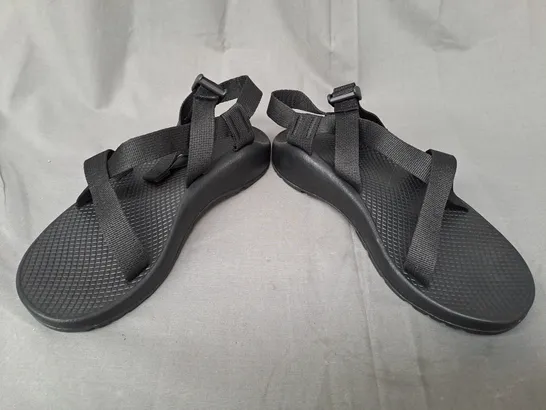 BOXED PAIR OF CHACO OPEN TOE SANDALS IN BLACK UK SIZE 7