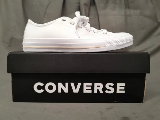 BOXED PAIR OF CONVERSE SHOES IN WHITE UK SIZE 5