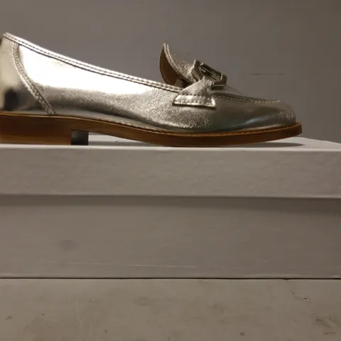 BOXED PAIR OF MODA IN PELLE ELSBETH COVERED SNAFFLE SMART LOAFERS IN METALLIC SILVER EU SIZE 38