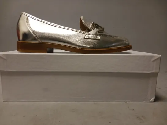 BOXED PAIR OF MODA IN PELLE ELSBETH COVERED SNAFFLE SMART LOAFERS IN METALLIC SILVER EU SIZE 38