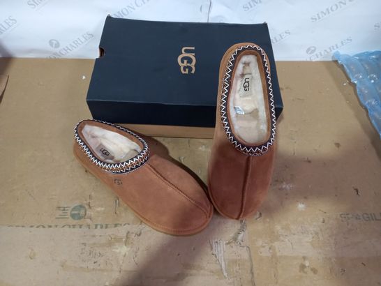 BOXED PAIR OF UGG SHOES SIZE 10