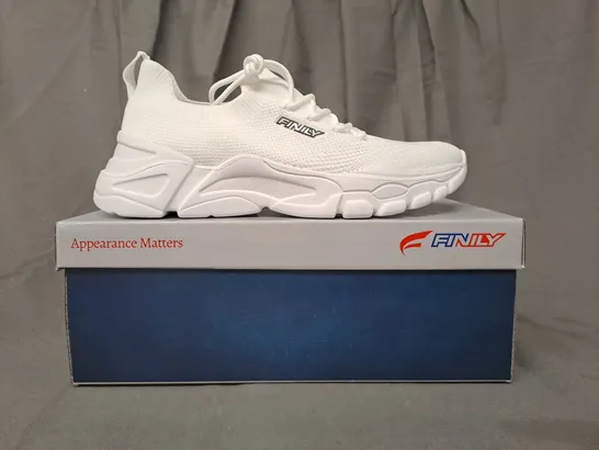 BOXED PAIR OF FINILY WARMUP SHOES IN WHITE UK SIZE 7