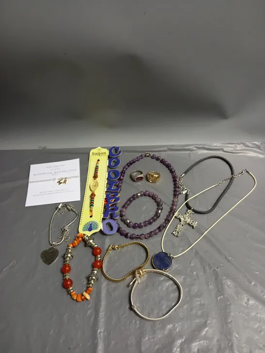 APPROXIMATELY 25 ASSORTED COSTUME JEWELLERY PRODUCTS TO INCLUDE NECKLACES, BRACELETS, EARRINGS ETC