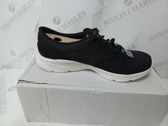 SKECHERS D'LUX BLACK TRAINER - SIZE UK 7