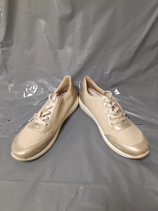 RIEKER PANEL TRAINERS TAUPE SIZE 6.5