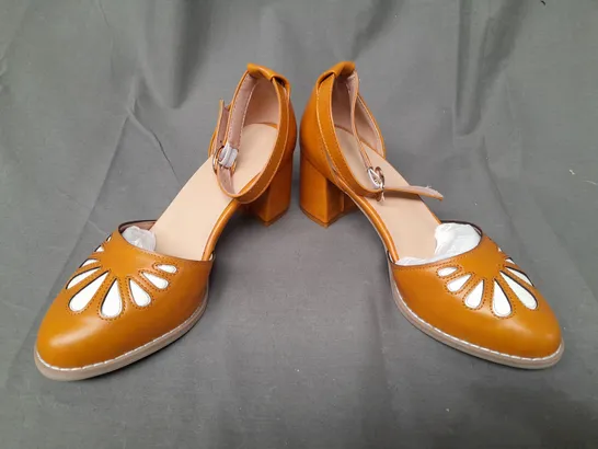 BOXED PAIR OF DESIGNER CLOSED TOE BLOCK HEEL SHOES IN TAN EU SIZE 37