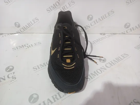 PAIR OF NIKE AIR MAX SHOES IN BLACK/GOLD UK SIZE 8