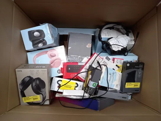 BOX OF APPROX 30 ASSORTED ELECTRICAL ITEMS TOO INCLUDE EARPHONES, AERIALS AND FIRE STICK 