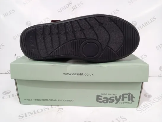 BOXED PAIR OF EASY FIT BRUNO WIDE SANDALS IN BROWN UK SIZE 11