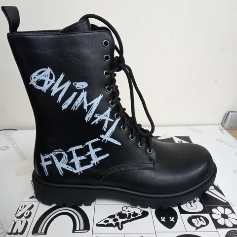 BRAND NEW BOXED PAIR OF KOI THE STATEMENT ANIMAL FREE VEGAN LEATHER MEN'S MILITARY BOOTS IN BLACK UK SIZE 7