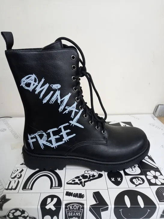 BRAND NEW BOXED PAIR OF KOI THE STATEMENT ANIMAL FREE VEGAN LEATHER MEN'S MILITARY BOOTS IN BLACK UK SIZE 7