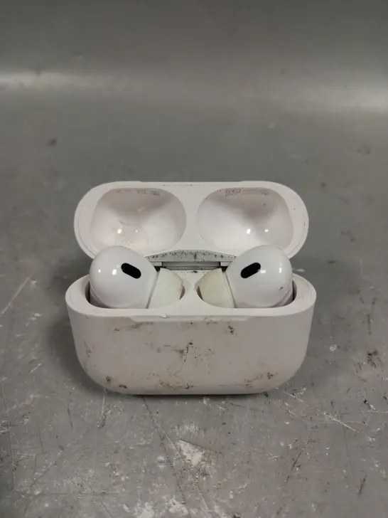 APPLE AIRPODS WITH CHARGING CASE - A2700