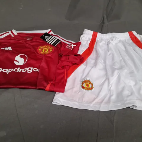 ADIDAS MANCHESTER UNITED FOOTBALL SHIRT & SHORTS 24/25 - SIZE 28 KIDS