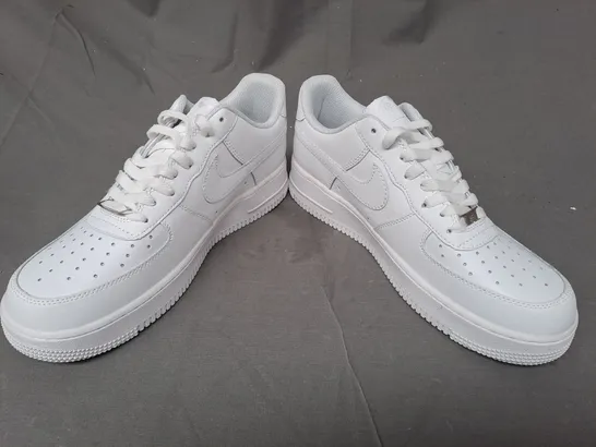 BOXED PAIR OF NIKE AIR FORCE 1 '07 SHOES IN WHITE UK SIZE 8