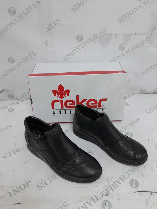 BOXED PAIR OF RIEKER LEATHER DOUBLE ZIP WATER RESISTANT BOOTS IN BLACK SIZE 5