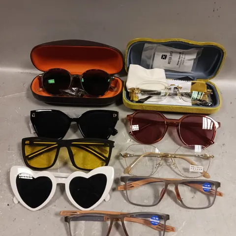 APPROXIMATELY 25 ASSORTED GLASSES/SUNGLASSES IN VARIOUS DESIGNS 