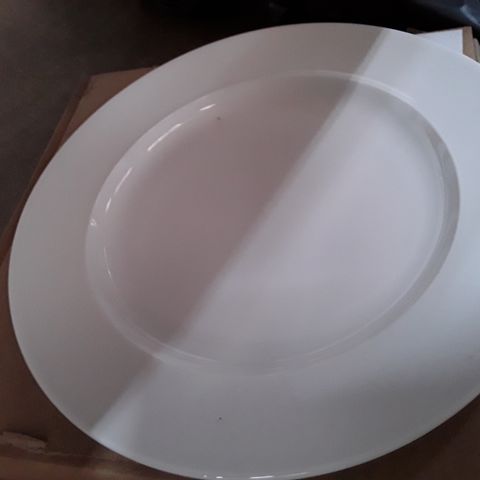 BOXED APPROXIMATELY 24 WINGED PLATE 23CM 