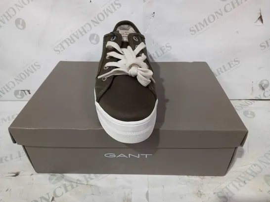 BOXED PAIR OF GANT LEISHA SHOES IN DARK OLIVE EU SIZE 39